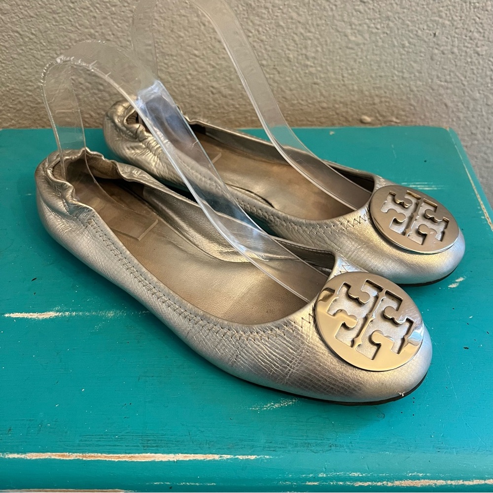 Tory Burch Reva Logo Silver Leather Ballet Flat Size 9